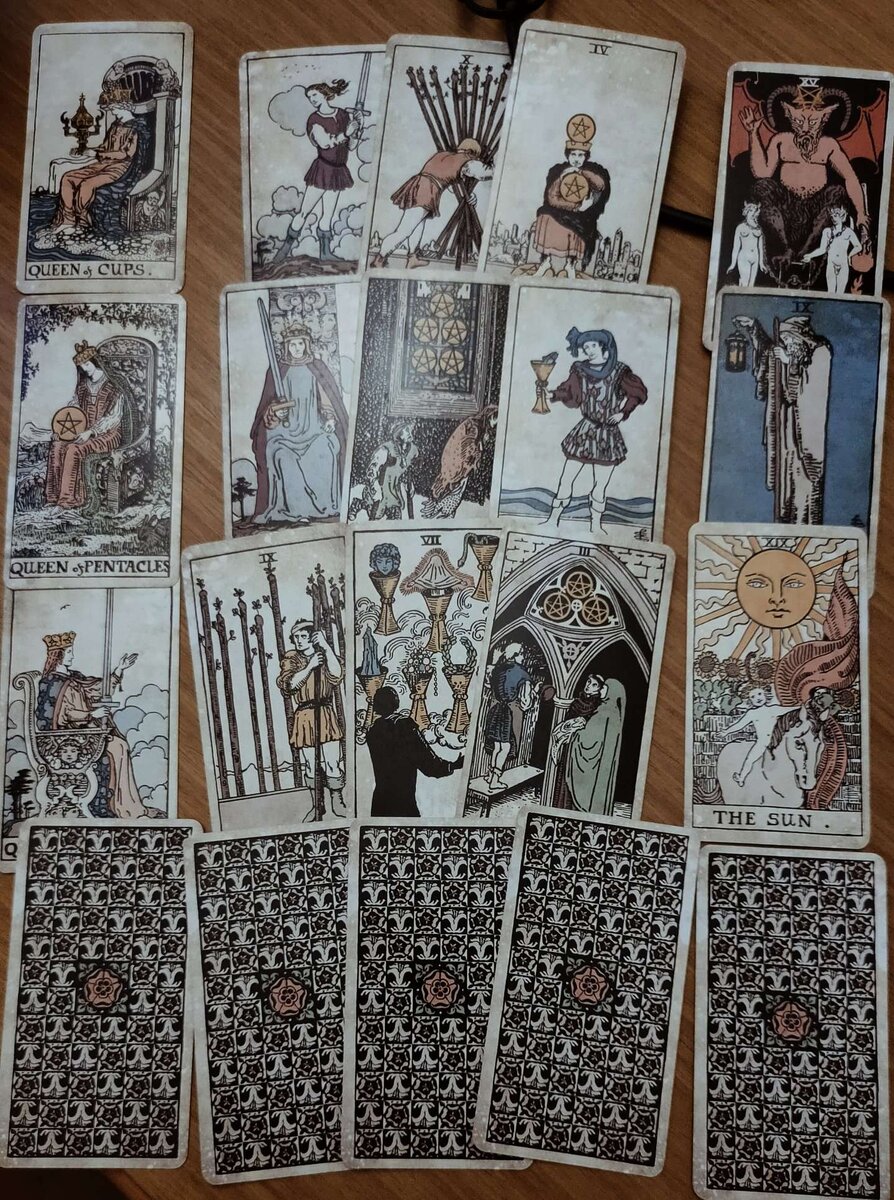 Расклад на поиск женщины, которая колдовала. Дама кубков - подруга, Дама пентаклей - мать мужа, Дама мечей - мать девушки. 