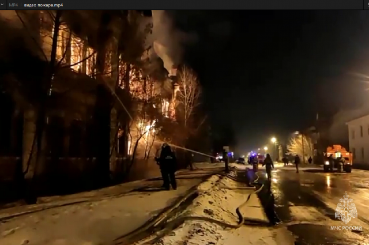    Огонь полностью уничтожил кровлю и все, что находилось внутри.