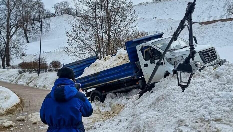     Грузовик снес фонарный столб и врезался в сугроб на территории кремля в Нижнем Новгороде. На данный момент известно, что ДТП обошлось без пострадавших.