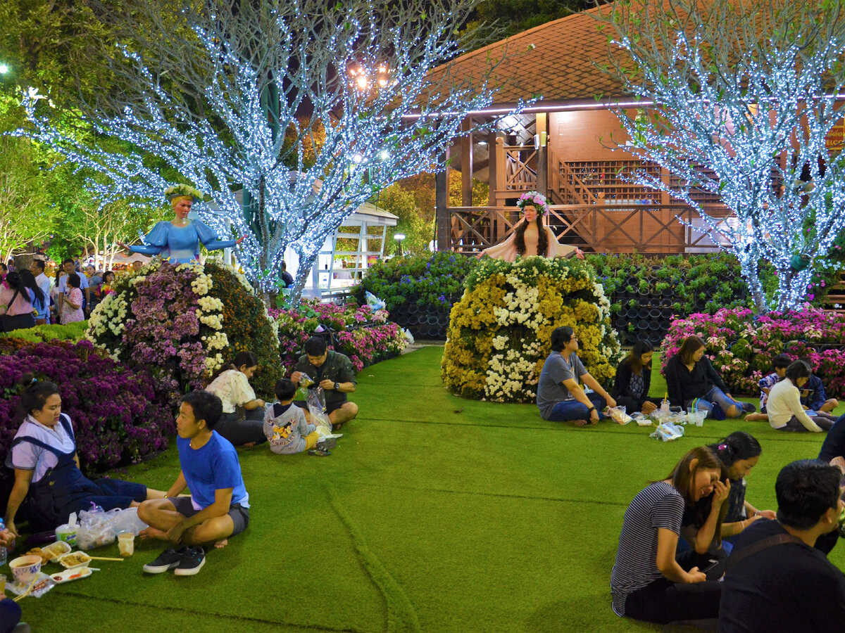 Парк Mueang Chiang Rai Park в маленьком городке Чианг Рай на севере Таиланда. Фото автора.