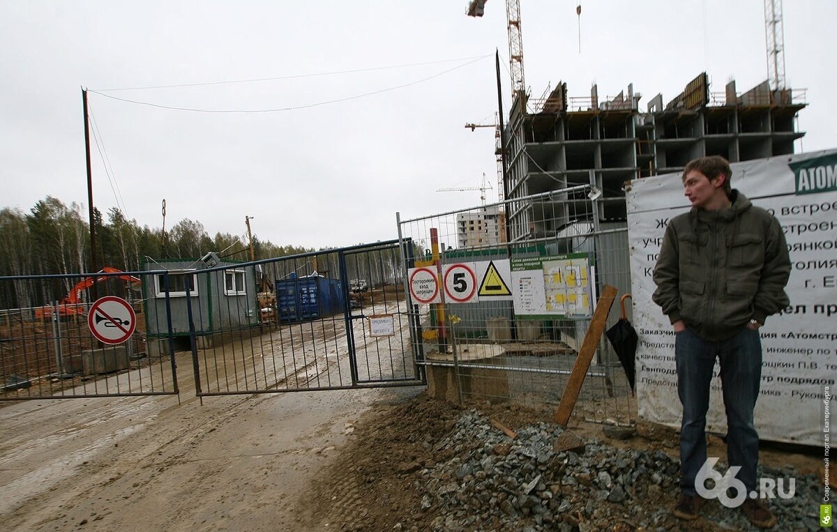 Здесь одновременно возводят четыре жилых дома. Каждый — на своем этапе готовности. На двух этажах первого пускового комплекса уже вовсю работают штукатуры. Но об этом потом. Мы же котлован рыть приехали.