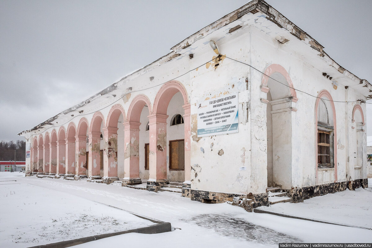 Архитектурно фасад елатомских торговых рядов схож с фасадом здания торговых рядов в Вышнем Волочке.