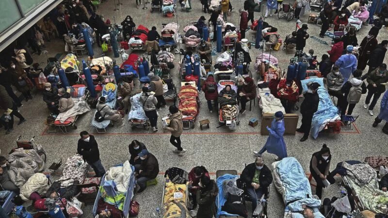 За пациентами ухаживают родственники и медицинский персонал в больнице в Шанхае, Китай, 13 января 2023 года. (Kevin Frayer/Getty Images)