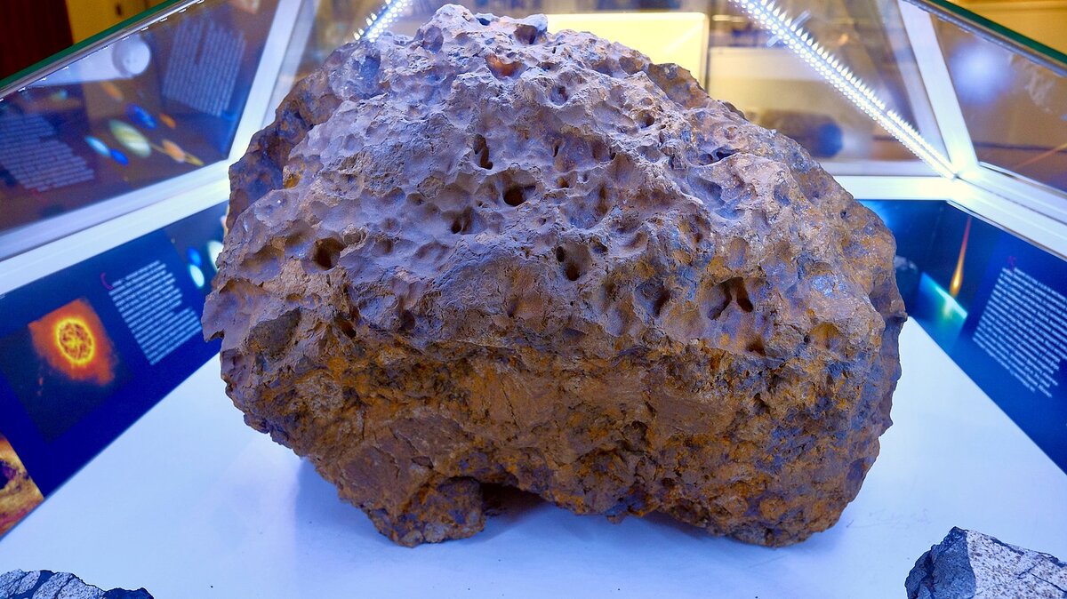 Челябинский метеорит в музее. Чебаркуль метеорит место падения. Чебаркуль метеорит. Краеведческий музей челябинск метеорит. Падающий метеорит.