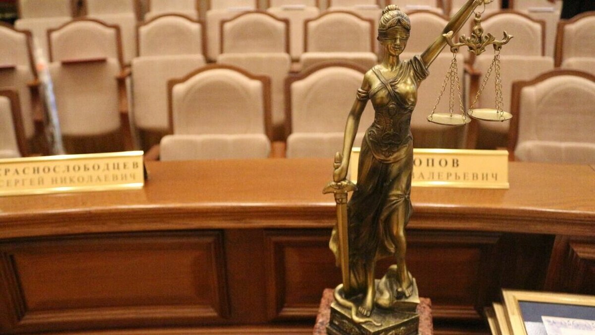     Мужчину осудили за то, что он с февраля по апрель прошлого года почти за 1 млн 600 тысяч рублей приобрел у неизвестного 12 206 пачек сигарет, без соответствующих марок.