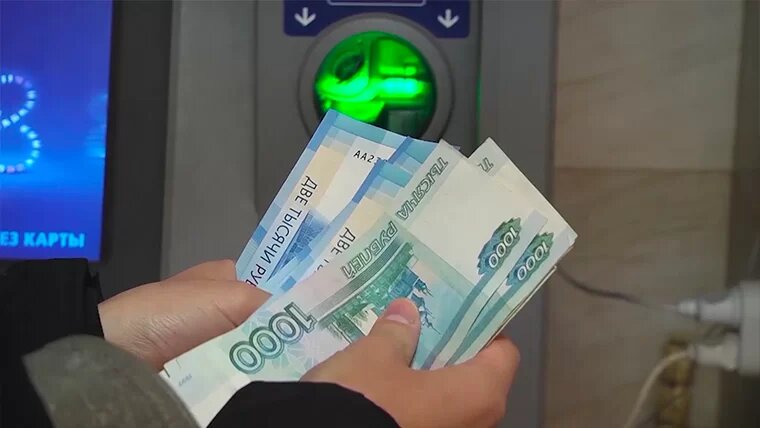    Деньги в руках // Фото: архив НТР
