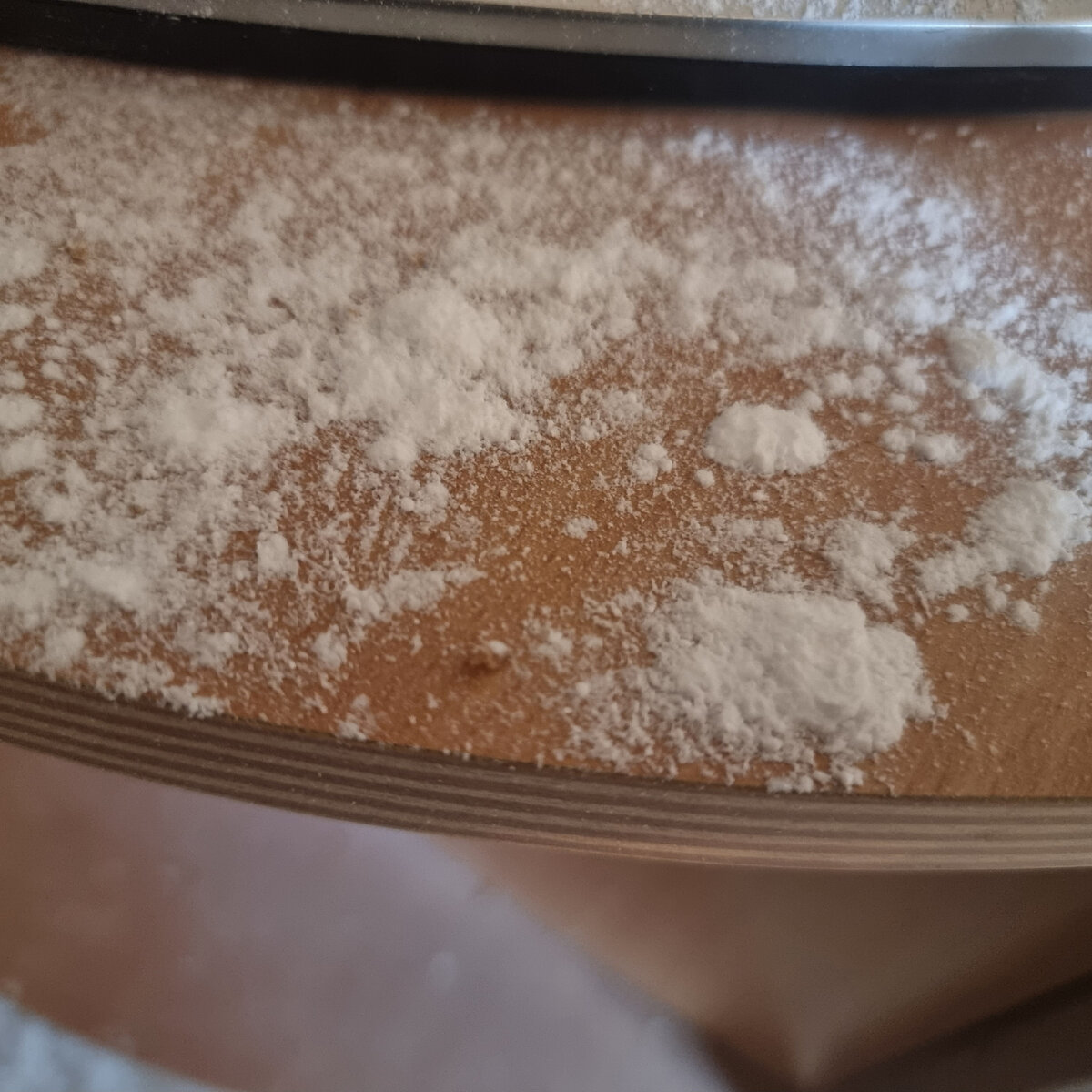 засыпаем стол порошком под техникой