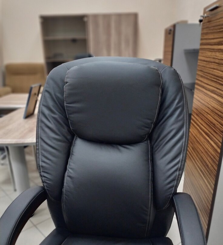 На фото кресло из натуральной кожи Chairman 408 PU с удобным подголовником