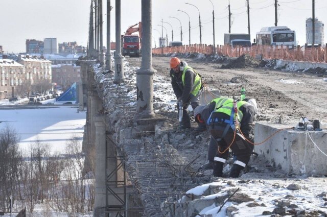    Работы ведутся на самом мосту. Фото: Сергей Сапоцкий/Пресс-служба администрации города Омска