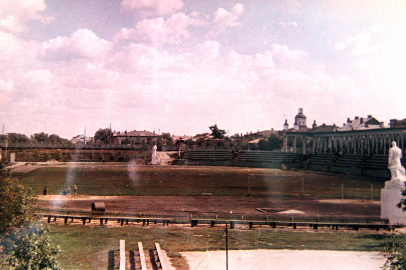 Стадион "Спартак". Фото 1955 г.Увеличиваем фотографию, чтобы разглядеть скульптуру Сталина