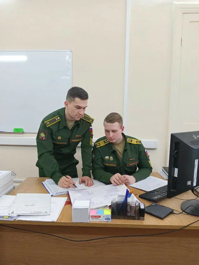 фото Олега Анищенкова. Будущие офицеры-финансисты в ходе стажировки решают реальные профессиональные задачи