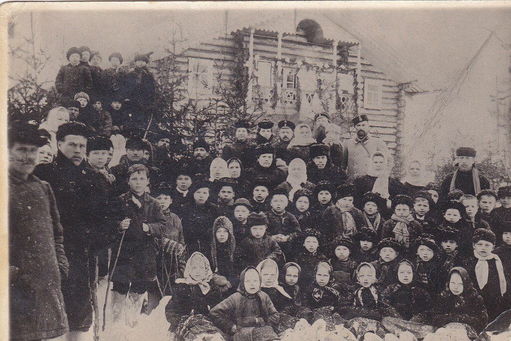 Учащиеся Усть-Выйского земского училища на фоне самого здания училища. Деревня Усть-Выйская (Устье). Снято в период: 1911 - 1917 гг. Возможно снято в день открытия училища. Фотографией поделилась Зоя Заборская.