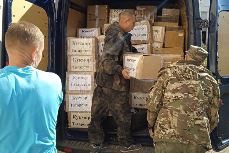  «У нас на данный момент в зоне СВО находятся 7 человек, двое получили ранения. Те же, кто не смог поехать, не сидят без дела: помогают собирать гуманитарный груз, отвозят его» Фото предоставлено Юрием Клюкиным