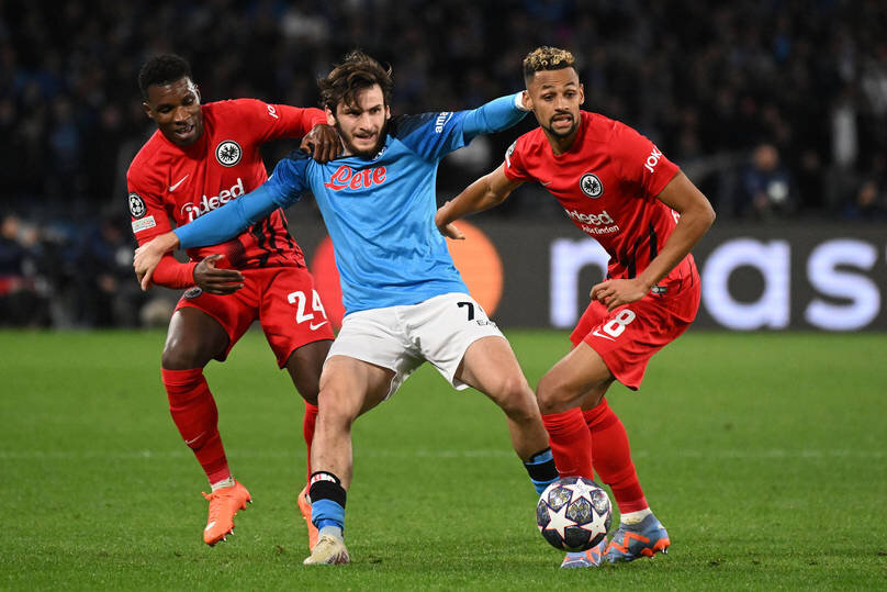     Хвича Кварацхелия (в центре). Фото: IMAGO/Jan Huebner/Global Look Press