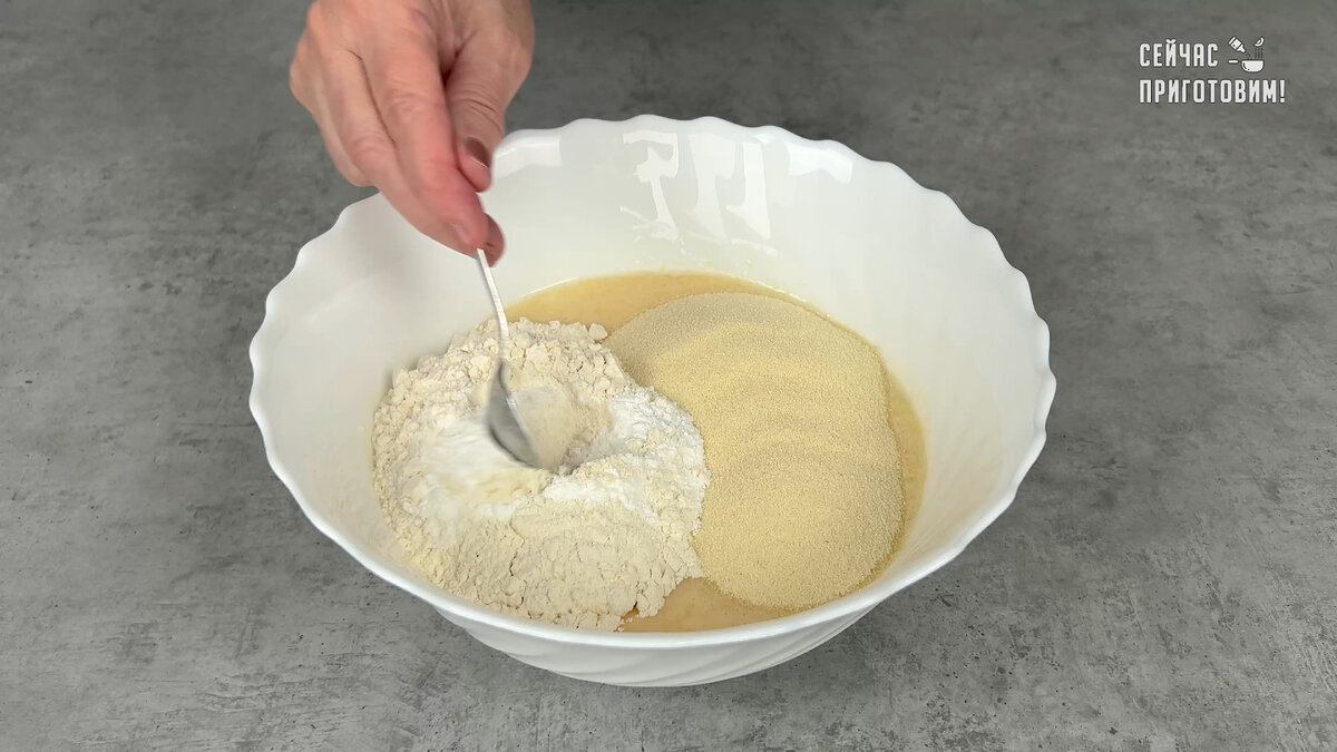 Рецепт: Быстрый пирог с замороженной смородиной - на кефире в мультиварке
