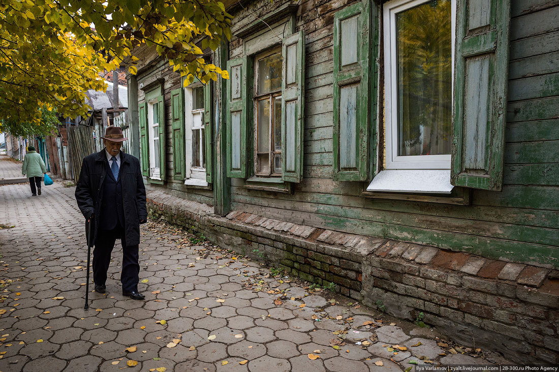 Большой в маленьком городе. Провинциальные улочки России. Прогулка в Старом городе. Провинциальный город люди. Улица Россия провинция.