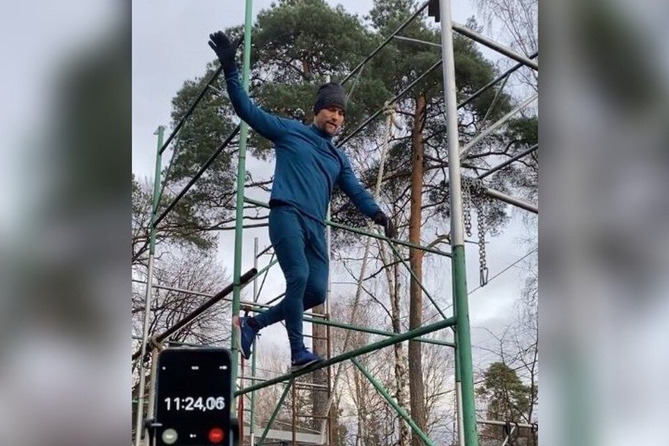     Все рекорды "ниндзя" поставил на турниках: держал баланс, приседал на одной ноге, перепрыгивал на руках. Фото: Предоставлено героем