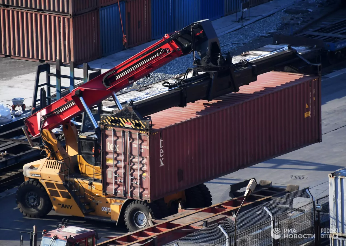 Погрузка контейнера в контейнерном терминале Владивостокского морского торгового порта. Архивное фото
