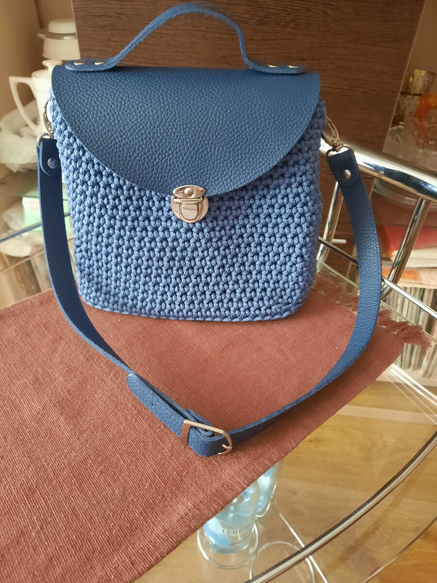 Небольшая сумочка светло-синего цвета с кожаными клапаном и ручкой