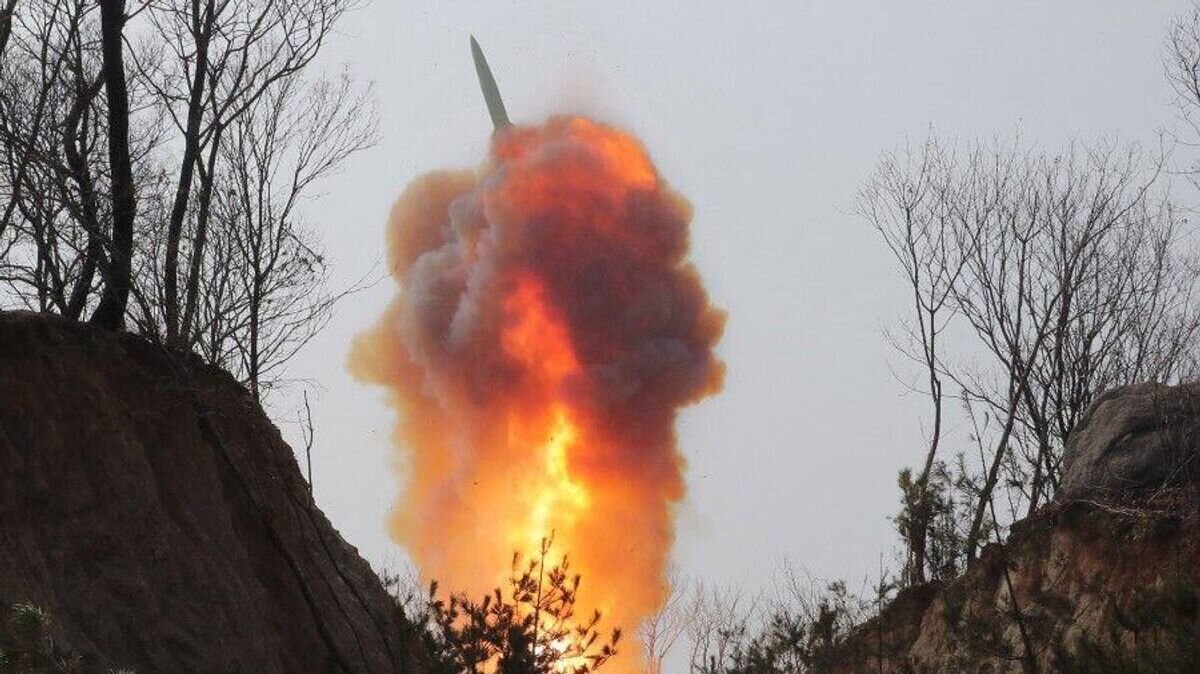    Запуск ракеты во время учений в КНДР, направленных на улучшение тактического ядерного потенциала страны© Фото : ЦТАК