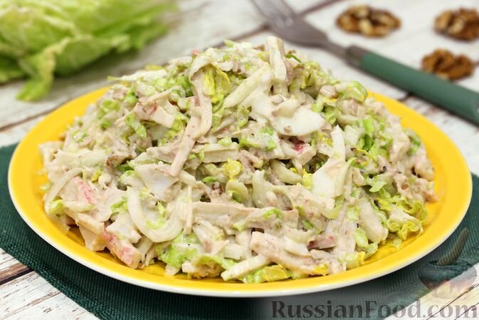 капуста пекинская, крабовые палочки, тунец консервированный, яйца, орех грецкий, майонез, перец чёрный молотый