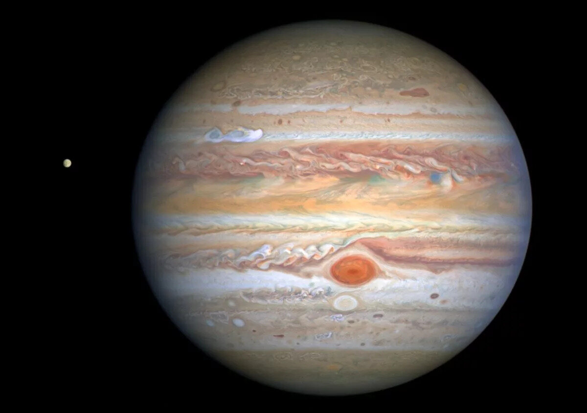 Космический телескоп "Хаббл" сделал это изображение Юпитера и его спутника Европы в августе 2020 года.