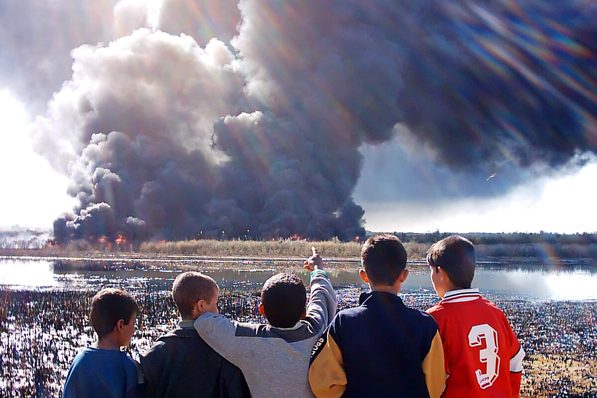 Burning of oil. Саддам Хусейн горящая нефть.