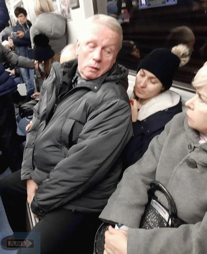 Уступил даме пост. Пенсионеры в метро. Старик в метро. Пожилые люди в метро. Пенсионерка в метро.
