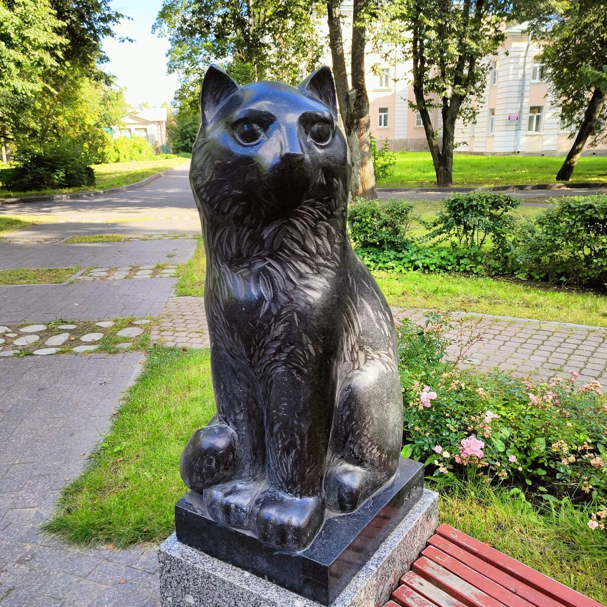 Памятник 3 котам в Петергофе
