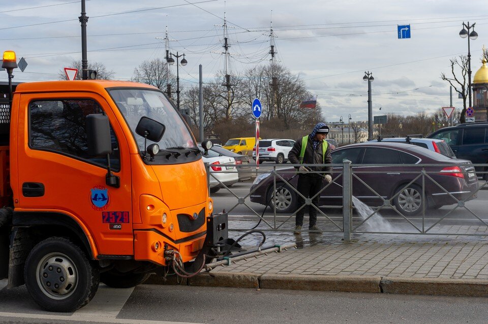     В Петербурге началась весенняя мойка улиц и тротуаров Олег ЗОЛОТО
