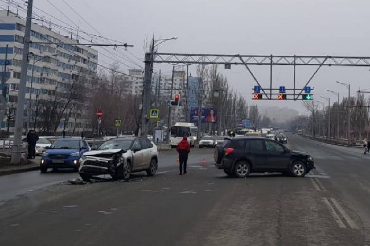 В Самаре на Московском шоссе столкнулись два кроссовера, пострадала девушка  | АиФ-Самара | Дзен