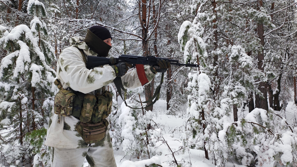 Оружие из этого положения вскидывается параллельно полу/земле/палубе/крыше звездолёта.…