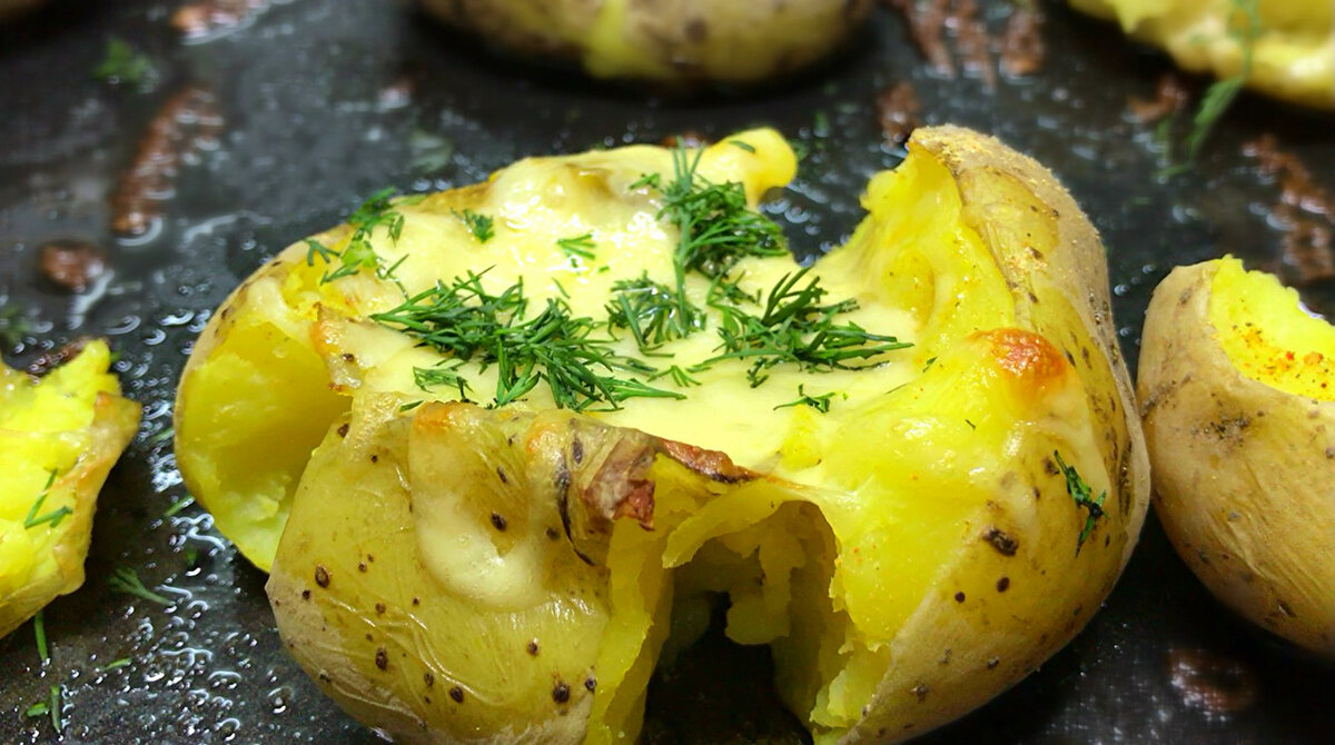 Секрет вкусной и хрустящей картошки в духовке. Ее нужно просто раздавить |  Тарелка | Дзен