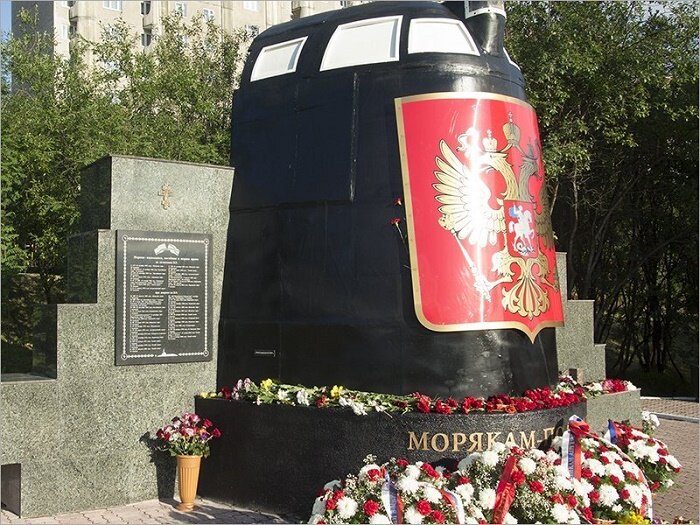 Экипаж атомной подводной лодки "Курск" (К-141) - 115 моряков, поднят и захоронен. Без вести пропавшими числятся три члена экипажа 
