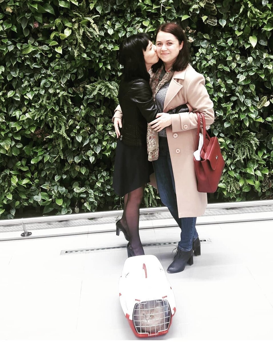 Подруга провожает нас с Зефиром в аэропорту, Дима фотографирует. 14.04.2019