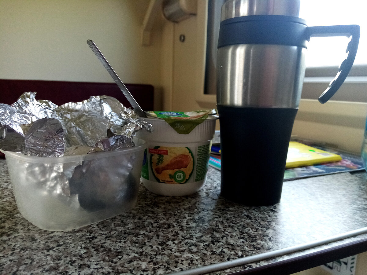 Мой обед в поезде: куриный рулет, пюре. кофе