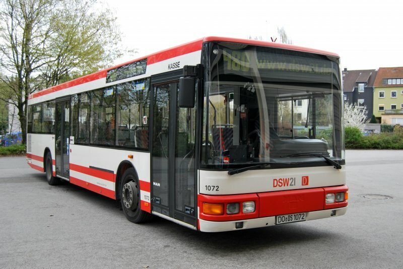 Особо внимательные могли отличить новый автобус по двухфарной оптике