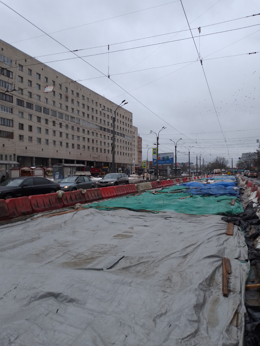 Здесь уже залили рельсы бетоном. Осталась лишь поверхность рельсов. Потом уложат асфальт. 