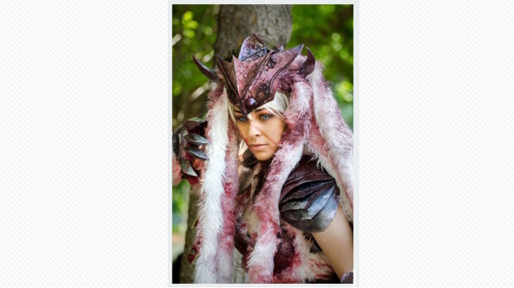 Седые волосы под шлемом