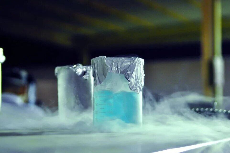     Вопрос на засыпку: почему кислород назвали кислородом, если он не кислый?