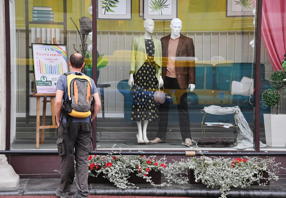 (с) РИА Новости, Виктор Толочко. Мужчина у витрины магазина