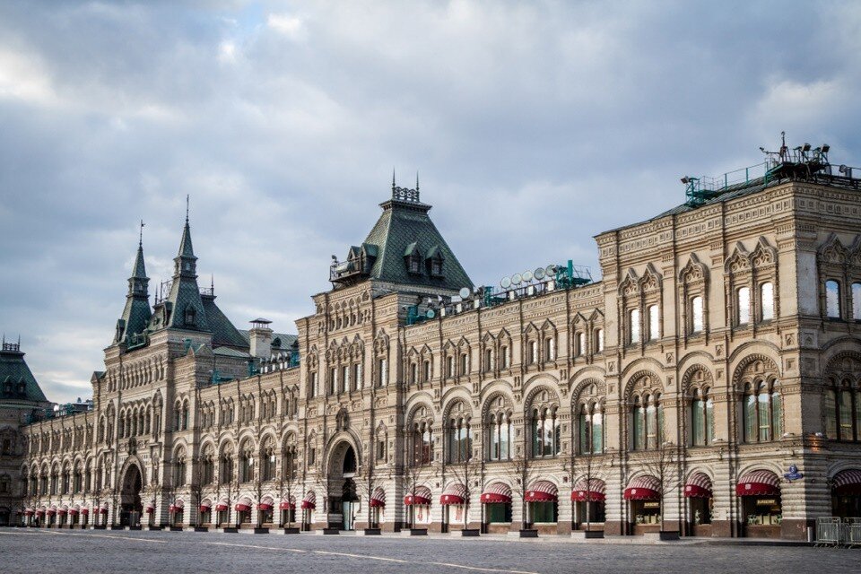     В Москве мужчина упал со второго этажа ГУМа  Shutterstock