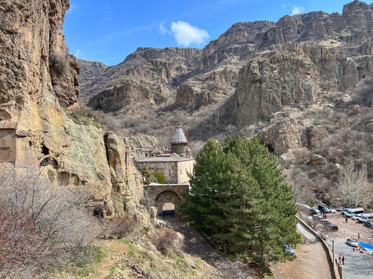 Монастырь Гегард, вид со скалы. Фото автора