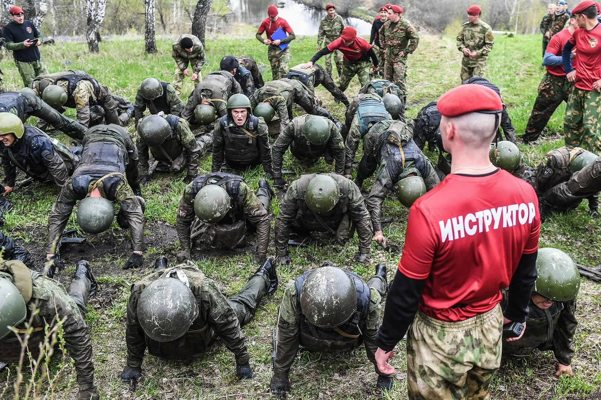 Краповый берет инструктор. Спецназ РФ Краповые береты. Спецназ Витязь сдача на краповый берет. Краповый спецназ Витязь. Армия России краповый берет спецназ.