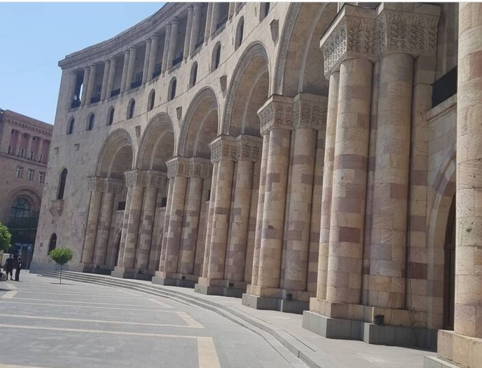 Здание из розового туфа в самом центре Еревана