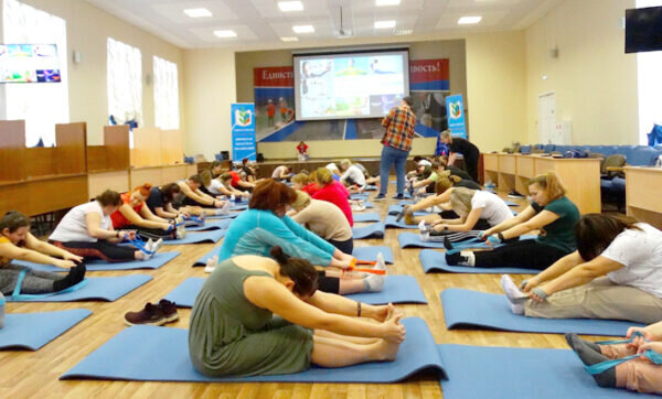   Педагоги на занятии по йоге