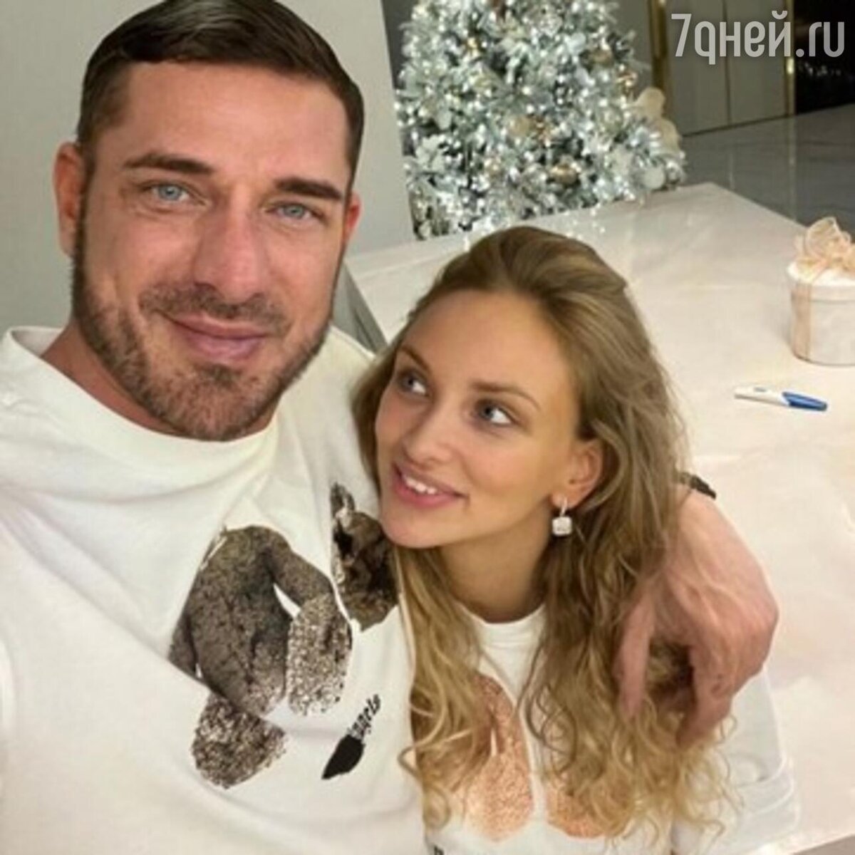    Курбан Омаров с возлюбленной Социальные сети