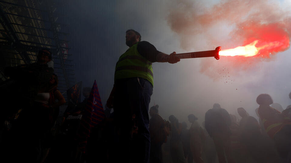     Мятежный Париж: чем обернутся погромы и забастовки во Франции REUTERS/Eric Gaillard