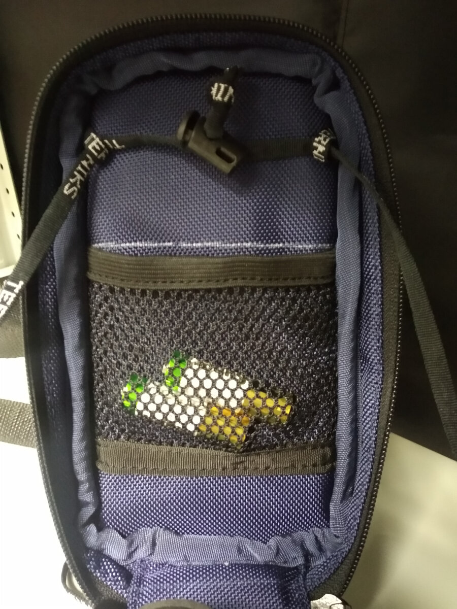 • Сетчатый карман для запасных батареек