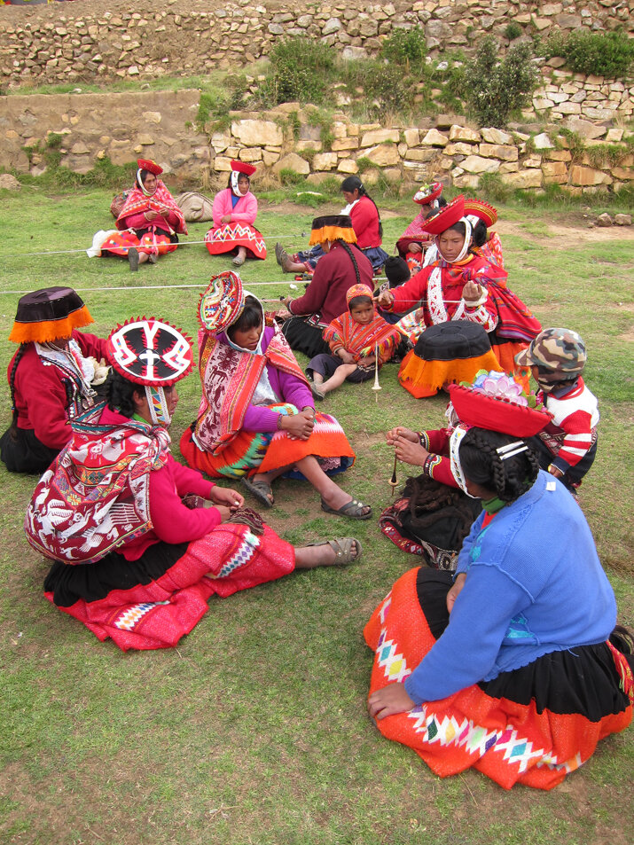 Традиционная одежда кечуанов Перу. Одежда Инка. Одежду индийских племен инков. Перу костюм.